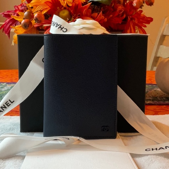 ๐๐น๐ CHANEL PASSPORT COVER ๐๐น๐ NWT ๐๐น๐ - Picture 4 of 16